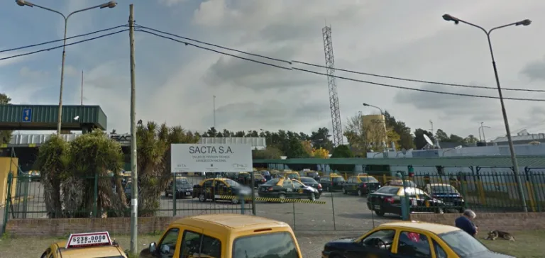 Multas a taxistas porteños por usar aplicaciones móviles