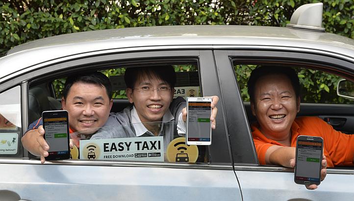 Conductores de Easy Taxi con la aplicación en el auto