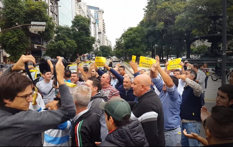 Protesta de taxistas en Buenos Aires contra Uber