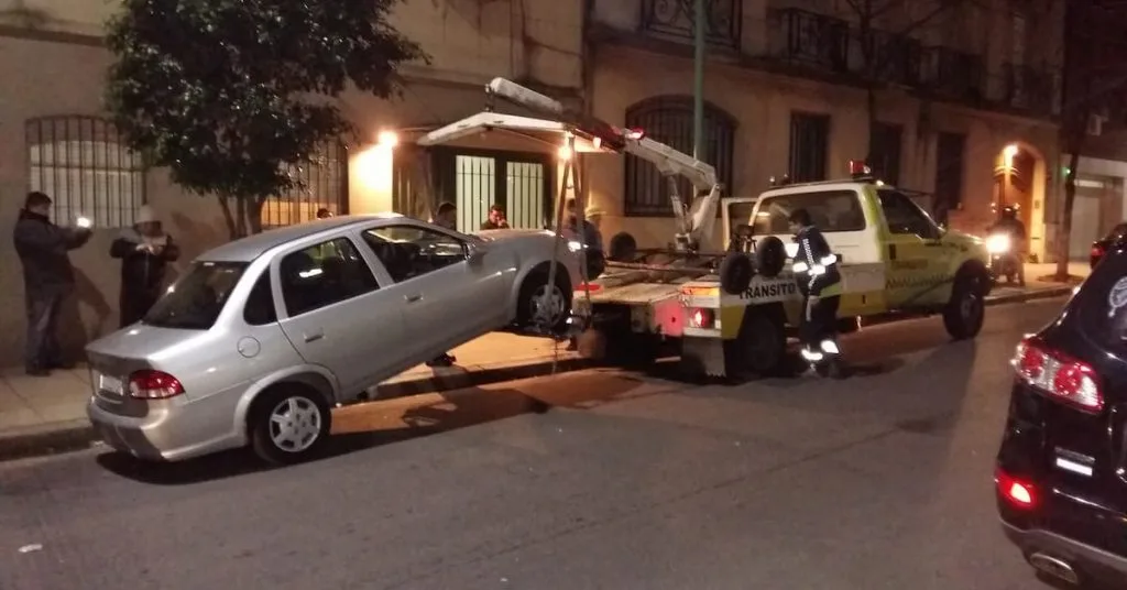 Personal de tránsito secuestrando vehículos de Uber en Buenos Airesr