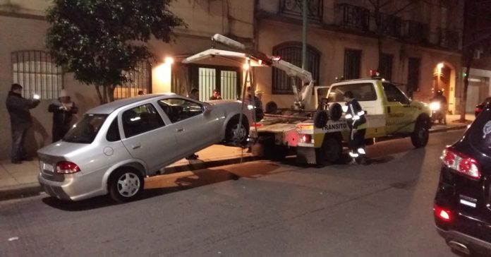 Personal de tránsito secuestrando vehículos de Uber en Buenos Airesr