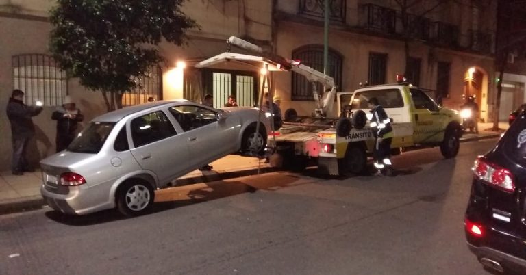 Personal de tránsito secuestrando vehículos de Uber en Buenos Airesr