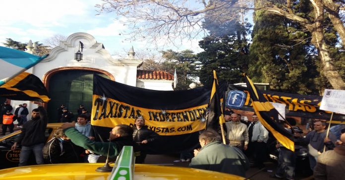 Taxistas de Capital y Vicente López manifestándose frente a la Quinta de Olivos