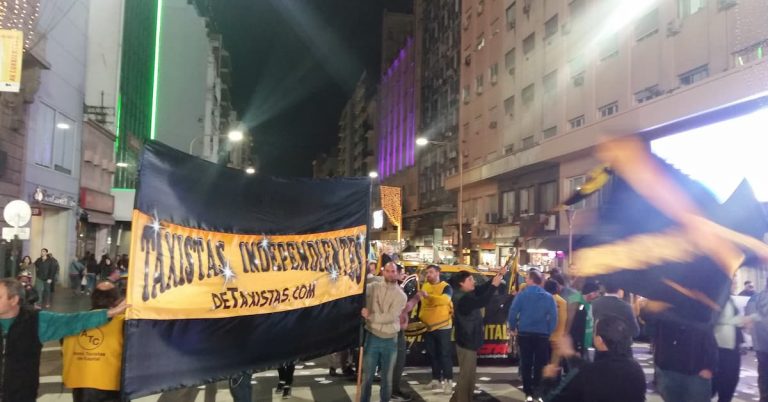Taxistas cortando la calle durante el Ruidazo contra el aumento del GNC