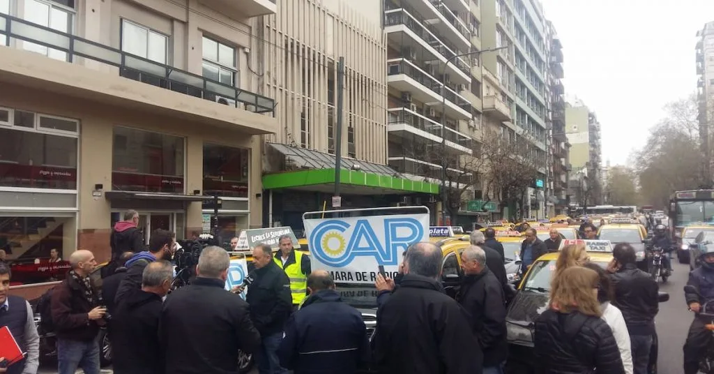 Protesta de taxistas de radio taxi contra TaxiBa en Buenos Aires