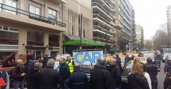 Protesta de taxistas de radio taxi contra TaxiBa en Buenos Aires