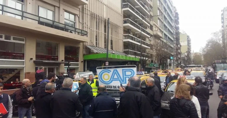 La Cámara de Radio Taxis se opone a TaxiBa y pide frenar el proyecto en la Legislatura