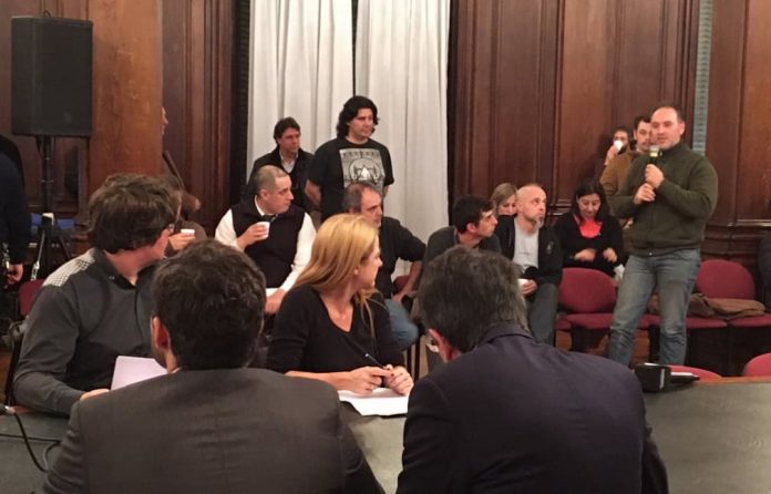 Taxistas independientes exponiendo en la Comisión de Transporte de la Legislatura porteña