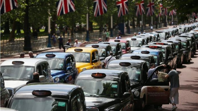 Taxis londinenses en las calles de Londres