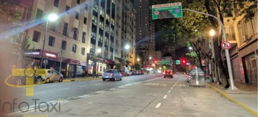 Carril exclusivo para taxis y colectivos en avenida Córdoba Buenos Aires
