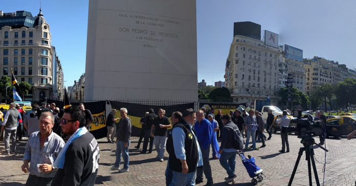 axistas manifestándose en el Obelisco porteño