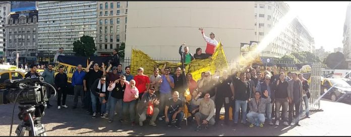 Taxistas Autoconvocados concentrados en el Obelisco al cumplirse un año de Uber en Buenos Aires