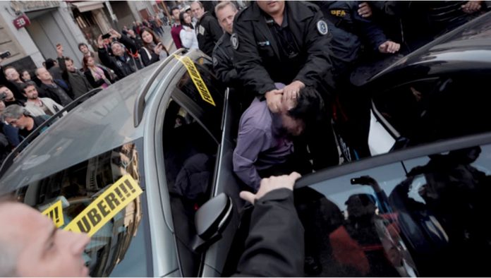 Policía deteniendo a un chofer de Uber en Buenos Aires