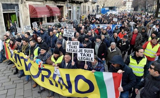 Taxistas italianos protestando en las calles contra Uber