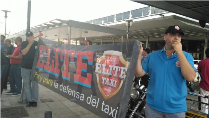 Taxistas españoles de Élite Taxi celebrando el dictamen de la Unión Europea contra Uber