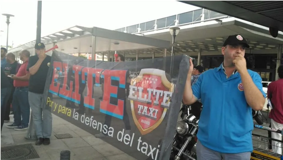 Taxistas españoles de Élite Taxi celebrando el dictamen de la Unión Europea contra Uber