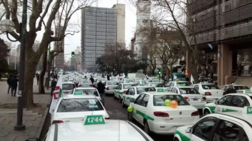 Masiva concentración de taxistas frente a la intendencia de La Plata