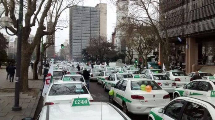 Masiva concentración de taxistas frente a la intendencia de La Plata