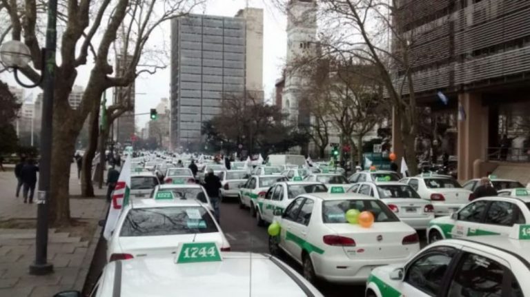 Masiva concentración de taxistas frente a la intendencia de La Plata