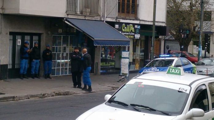 Policía de La Plata realizando controles contra el transporte ilegal