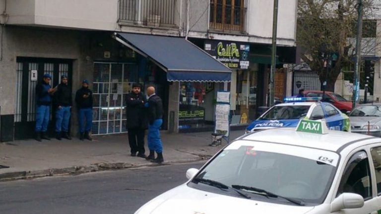 Policía de La Plata realizando controles contra el transporte ilegal