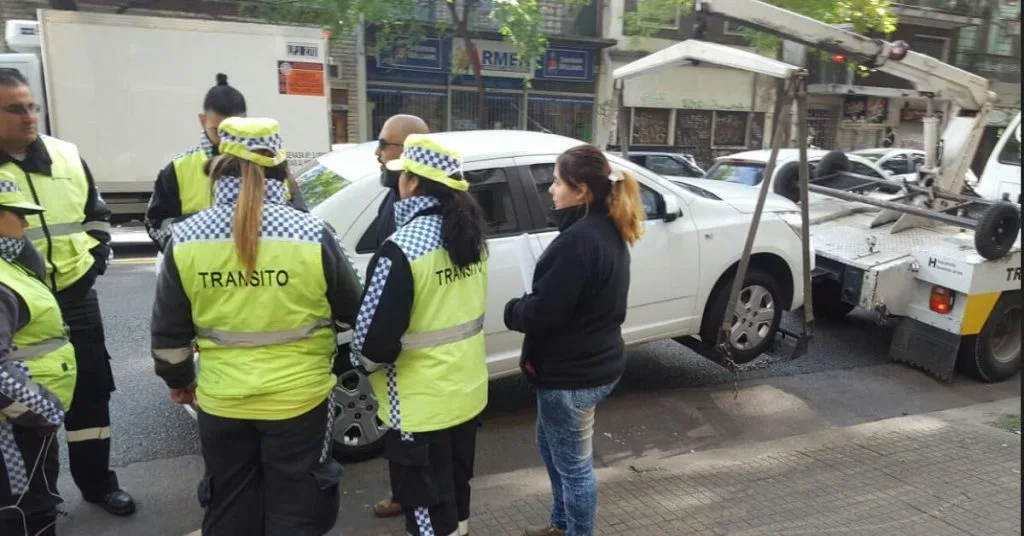 Personal de tránsito secuestrando vehículo de Uber en Buenos Aires