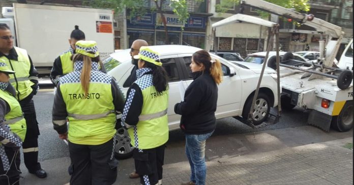 Personal de tránsito secuestrando vehículo de Uber en Buenos Aires