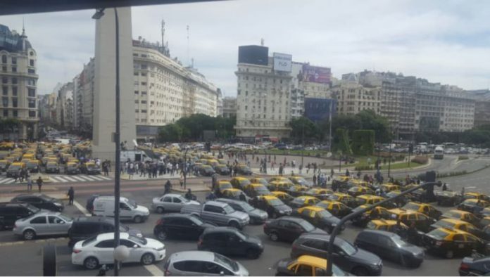 Taxistas cortando el tránsito en el Obelisco de Buenos Aires durante protesta contra Uber