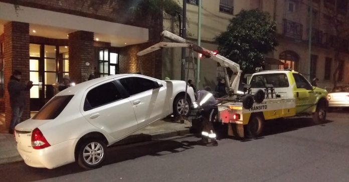 Grúa retirando un vehículo de Uber en Buenos Aires