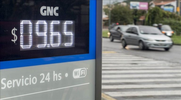 Cartel de precios de combustibles en estación YPF Argentina