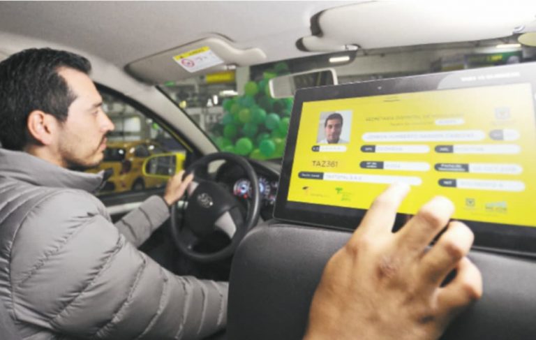 Taxi porteño con tablet como reloj taxímetro sistema SGIT