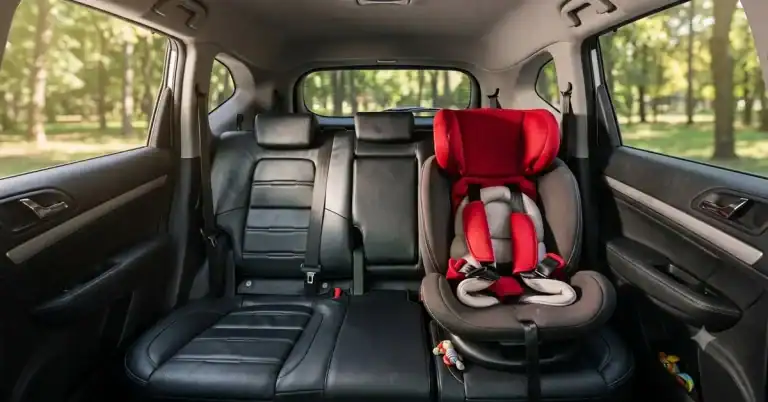 Sistema de retención infantil instalado en el asiento trasero de un auto