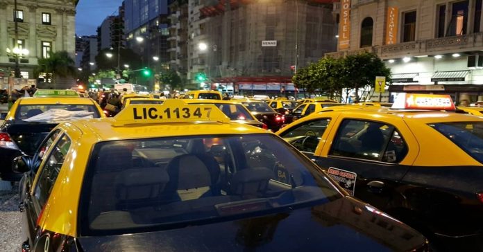 Taxis porteños circulando por una avenida de la Ciudad de Buenos Aires