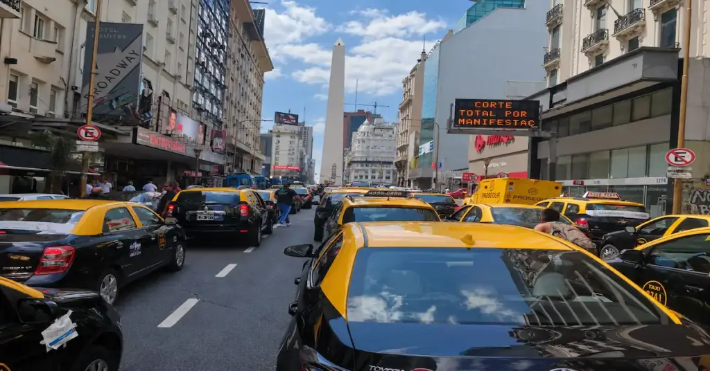 En CABA y en Rosario proponen que los taxis puedan tener choferes monotributistas