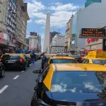 En CABA y en Rosario proponen que los taxis puedan tener choferes monotributistas
